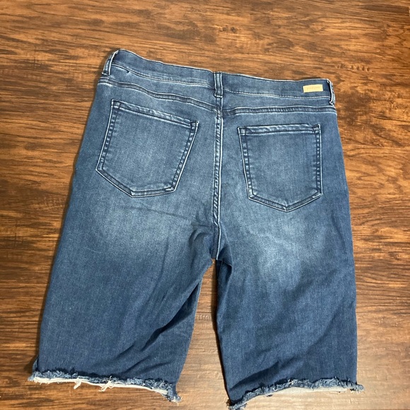 Sneak peak Bermuda shorts - Picture 2 of 4